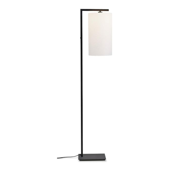 It’s About Romi Boston vloerlamp met zwart metalen frame en witte cilindervormige kap, gefotografeerd op witte achtergrond.