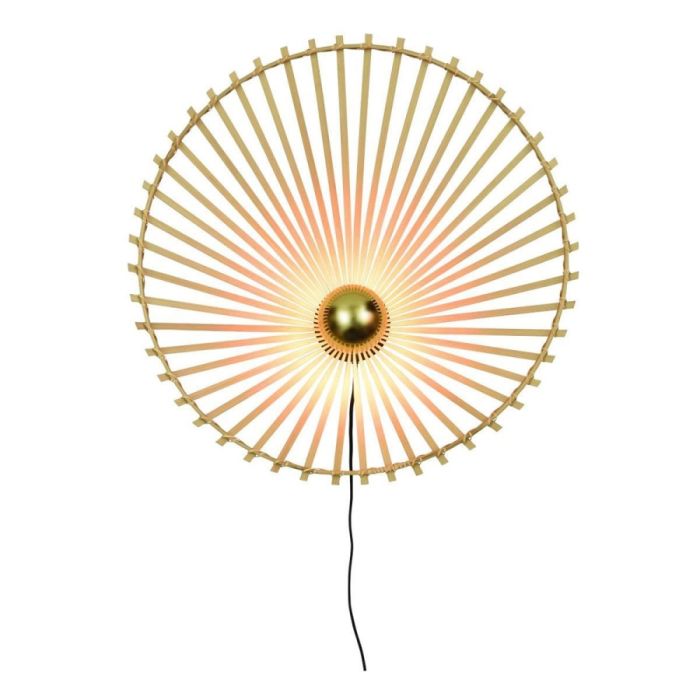  Ronde wandlamp Bromo van It's About RoMi met open bamboe design en gouden fitting, straalt warm licht uit tegen een witte achtergrond.