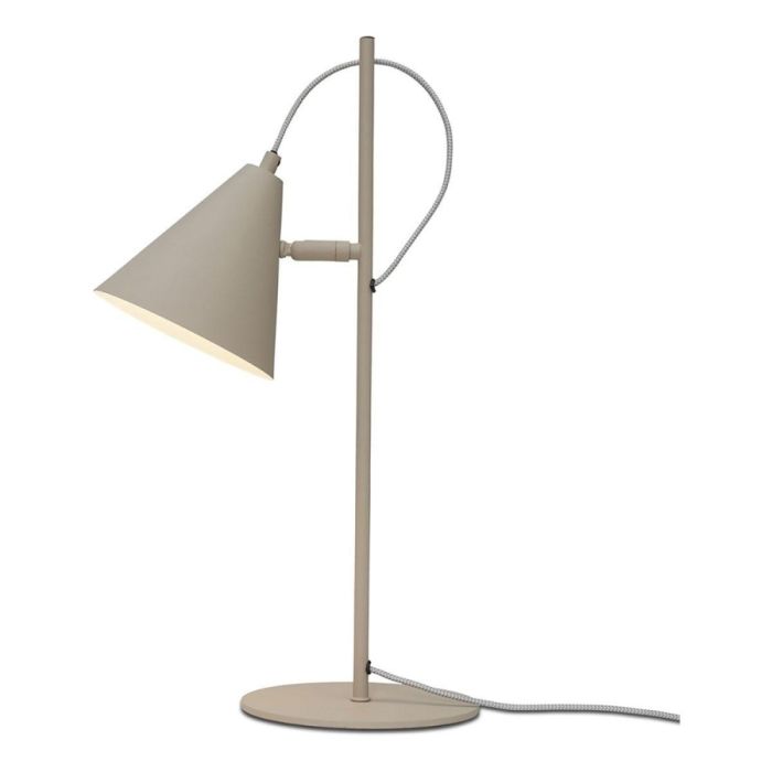 Zandkleurige It's About RoMi Tafellamp Lisbon met verstelbare kegelvormige kap en ronde voet op witte achtergrond.