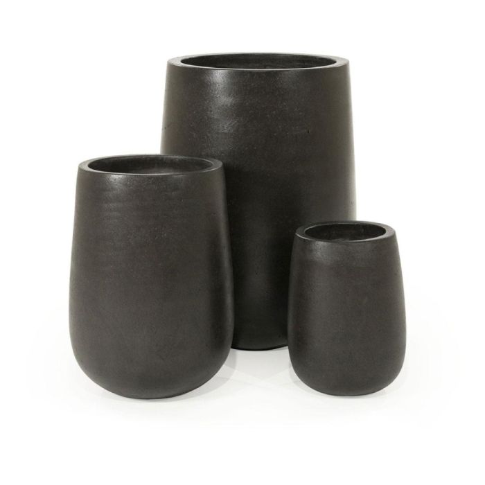 Set van drie ISAA Etna bloempotten in bruin polyresin, in verschillende hoogtes en ronde vormen tegen een witte achtergrond.