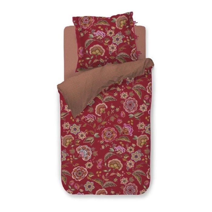 Pip Studio dekbedovertrek Matata rood met grote bloemen en bladeren op een rood gestippelde achtergrond, enkel bedopstelling.