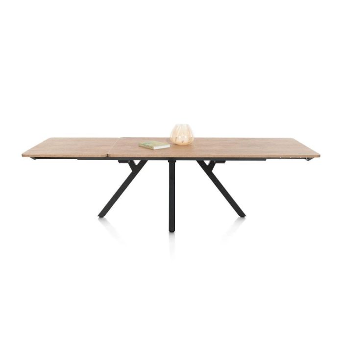 Happy@Home Uitschuifbare Eetkamertafel Perth in Barnwood met zwart metalen poten, volledig uitgeschoven met decoratie.