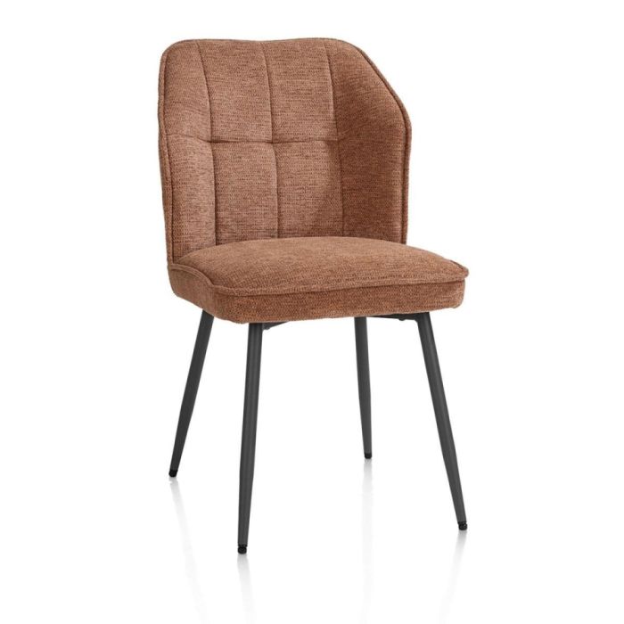 Happy@Home Eetkamerstoel Largo in koperkleurige chenille stof met zwarte metalen poten, schuin van voren gefotografeerd.