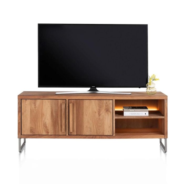 TV-meubel Everest 160 van smoked mangofineer met metalen onderstel, LED-verlichting en televisie bovenop.