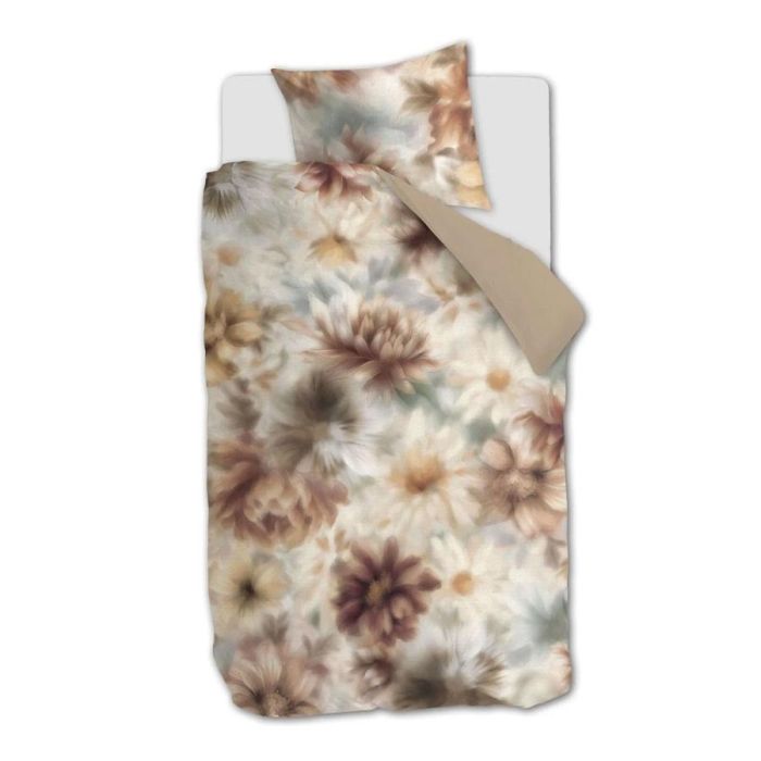 Dekbedovertrek Tuuli Natural met groot bloemendessin in zachte beige- en bruintinten op een wit bed, bovenaanzicht met één kussensloop.
