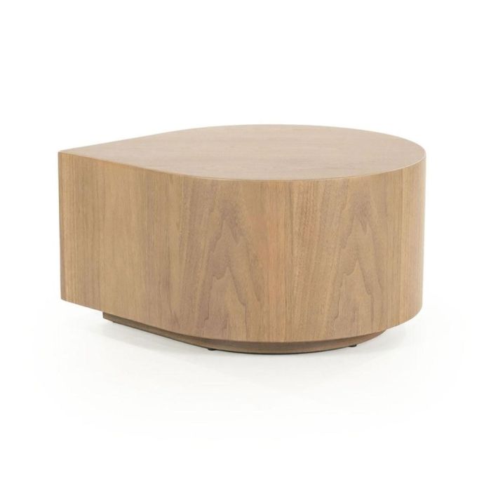 Eleonora bijzettafel Jules in lichtbruin hout met afgeronde druppelvorm, op witte achtergrond.