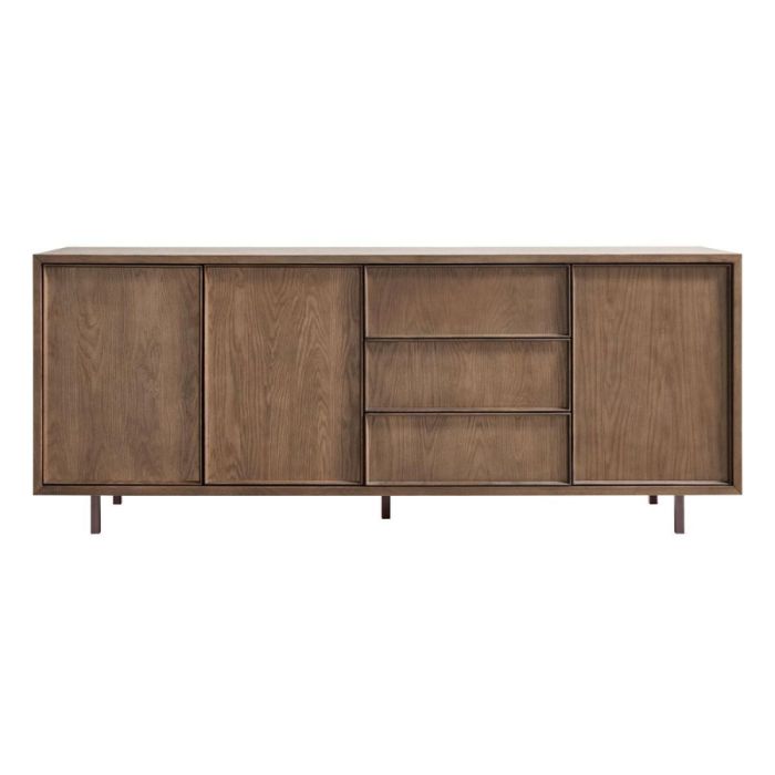 Vooraanzicht van dressoir Calvo in bruin eikenfineer met twee deuren, drie laden en donkerbruine metalen poten.