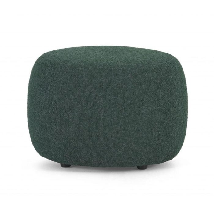 Montèl hocker Zack hoog in groene stof met afgeronde vorm, losstaand op witte achtergrond.