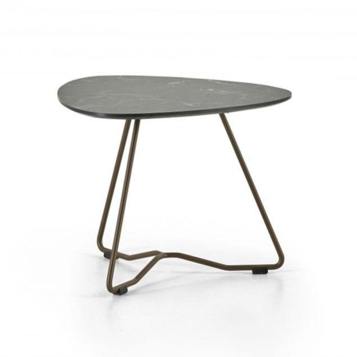 Montèl Zara bijzettafel laag met pebblevormig blad in Galaxus en metalen onderstel in Perle brown.