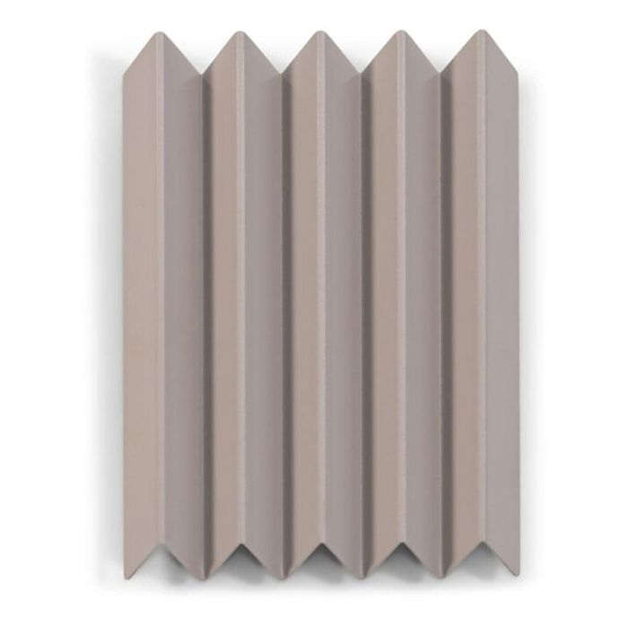 Spinder Design SENSU kapstok Silky Taupe in frontaal aanzicht, met het gevouwen stalen ontwerp dat subtiele haken vormt voor jassen en tassen.