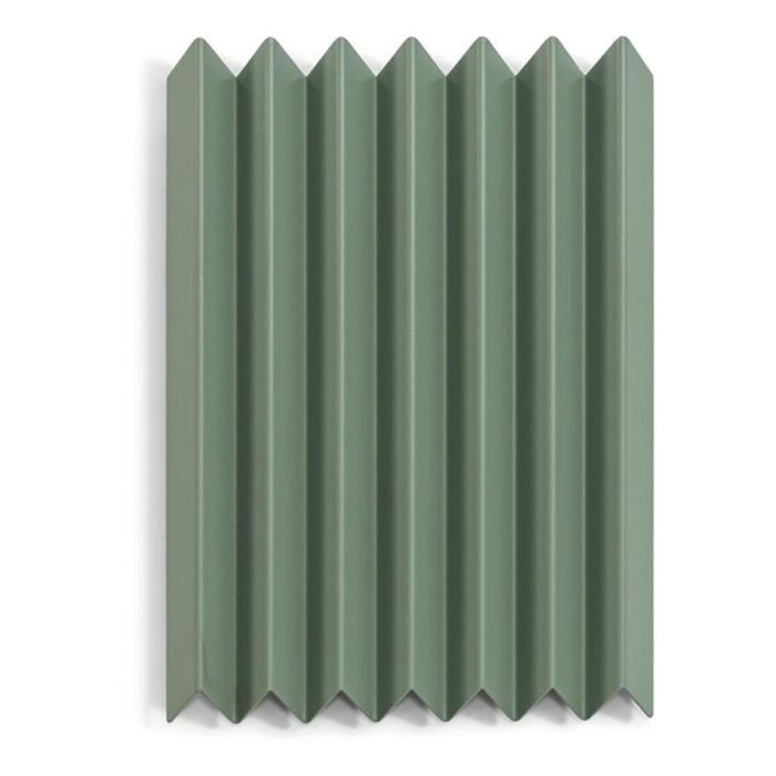  Spinder Design SENSU kapstok Dusty Green in frontaal aanzicht, met het gevouwen stalen ontwerp en de subtiele haken aan de bovenrand.