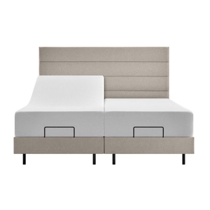 Verstelbare TEMPUR boxspring met hoofdbord en twee liggedeeltes op wit vlak