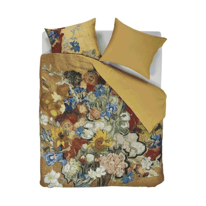 Dekbedovertrek Beddinghouse Bouquet d'Anniversaire met kleurrijk Van Gogh bloemenboeket op een goudkleurige achtergrond, opgemaakt op een bed.