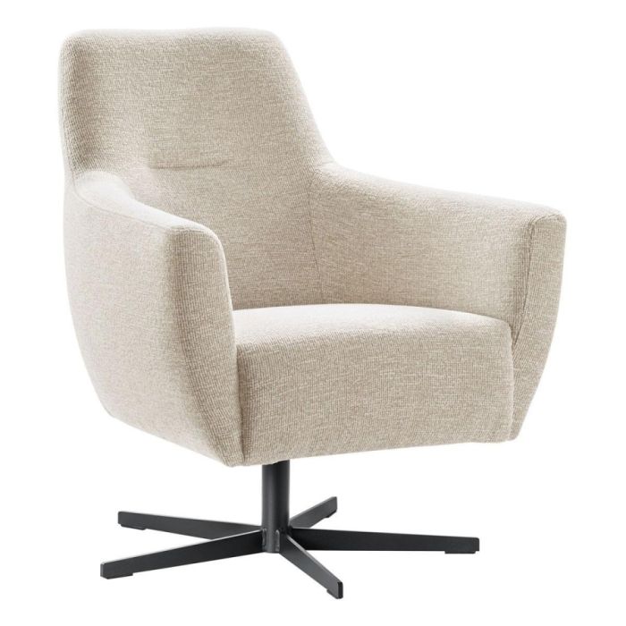 Beige INHOUSE Terias draaifauteuil in boucléstof met zwarte metalen 5-teensvoet, schuin van voren gefotografeerd