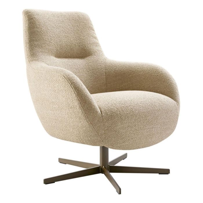 Beige INHOUSE draaifauteuil Musia in boucléstof met ronde vormen en bronskleurige 5-teens metalen voet, schuin van voren gefotografeerd.