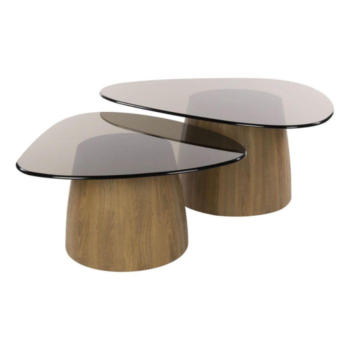 Twee Tinto driehoekige salontafels met bruin rookglas en eikenhout-look onderstellen, speels over elkaar geschoven op witte achtergrond.