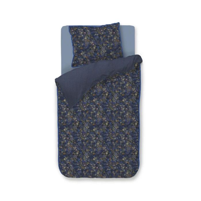 Pip Studio dekbedovertrek Tutti Fiori blauw met bloemenprint en bijpassende kussenslopen, stijlvol opgemaakt op een tweepersoonsbed.