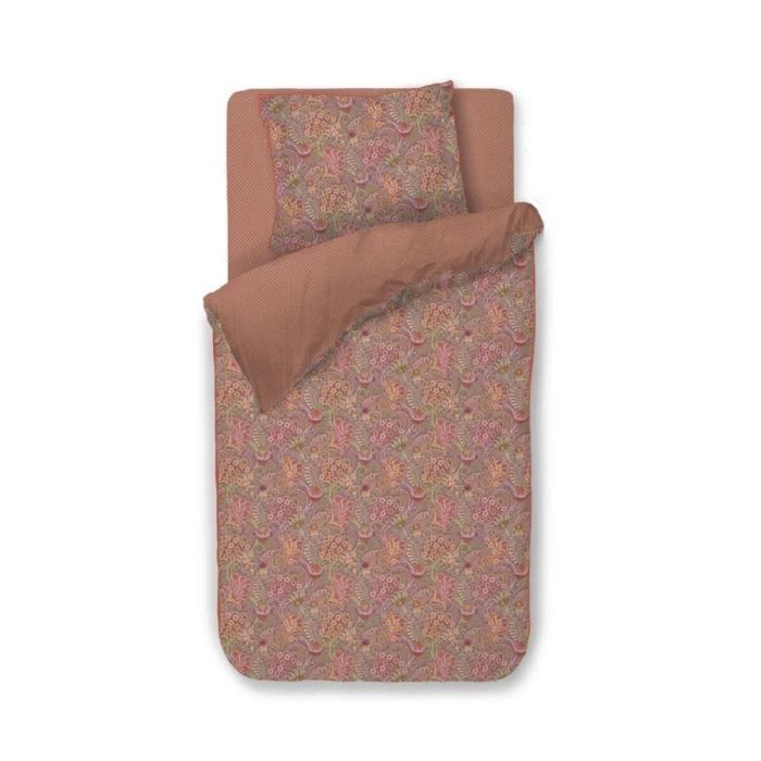 Dekbedovertrek Kitenge van Pip Studio in terra tint, volledig opgemaakt op een eenpersoonsbed, met paisley-achtige bloemenprint en omgeslagen bovenrand.
