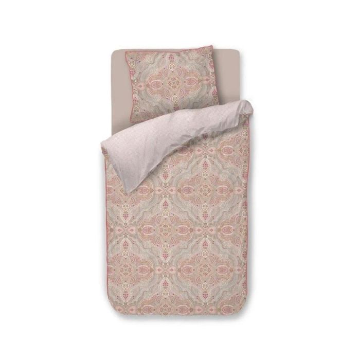 Eenpersoonsbed met het Pip Studio Moon Flower dekbedovertrek in pastelroze tinten, met gedetailleerd bloemenmotief en omgeslagen bovenrand.