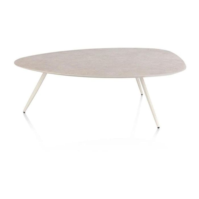 Salontafel Salutina crème met organisch HPL-blad en drie slanke metalen pootjes in lichte zandkleur.