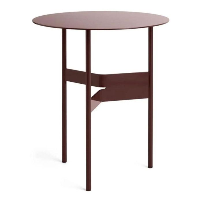 HAY bijzettafel Shim bordeaux, ronde metalen tafel met slanke poten en asymmetrische tussenplaat op witte achtergrond.