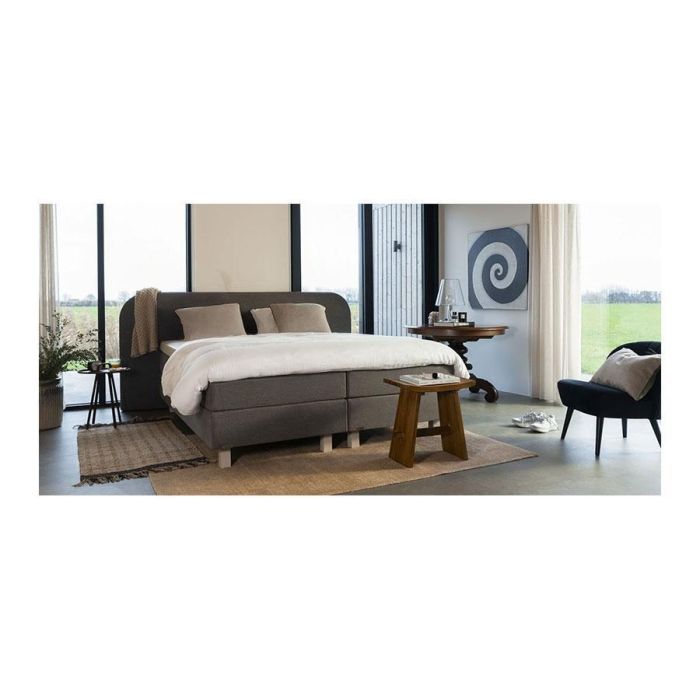 Avek boxspring 1927 in moderne slaapkamer met gestoffeerd hoofdbord en lichte bedbekleding