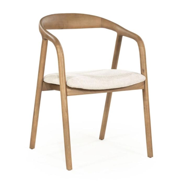 Eleonora eetkamerstoel Rayven lichtbruin, driekwart vooraanzicht met afgeronde houten armleuningen en lichte gestoffeerde zitting op witte achtergrond.