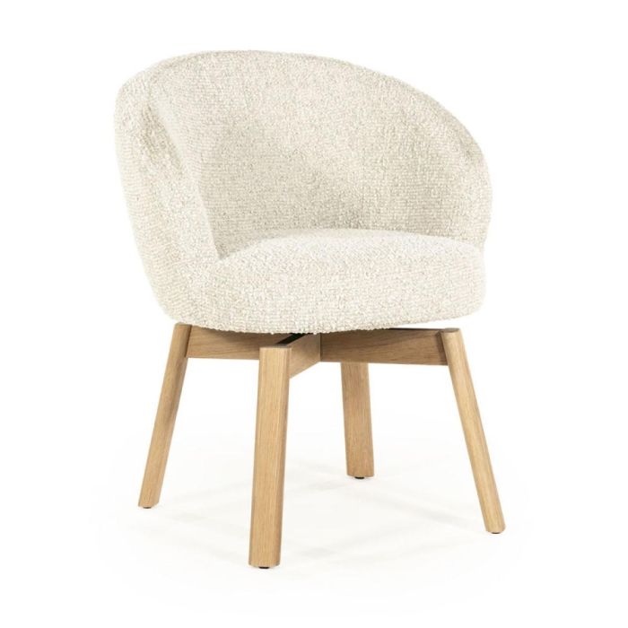 Eetkamerstoel Livia in beige Hush, schuin vooraanzicht met houten poten en ronde kuipzitting.