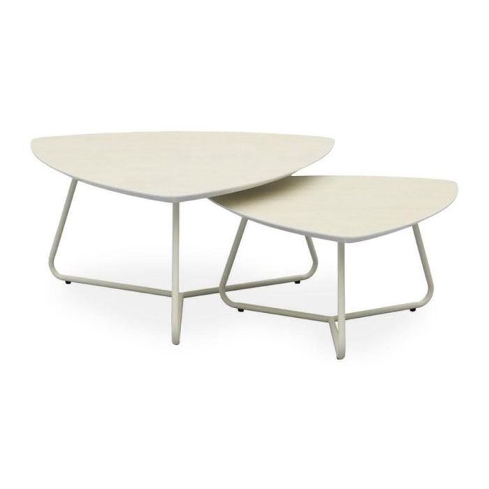 Salontafel Lynn Driehoek set van 2 met lichte HPL bladen en beige metalen onderstel, opgesteld als speelse set tegen een witte achtergrond.