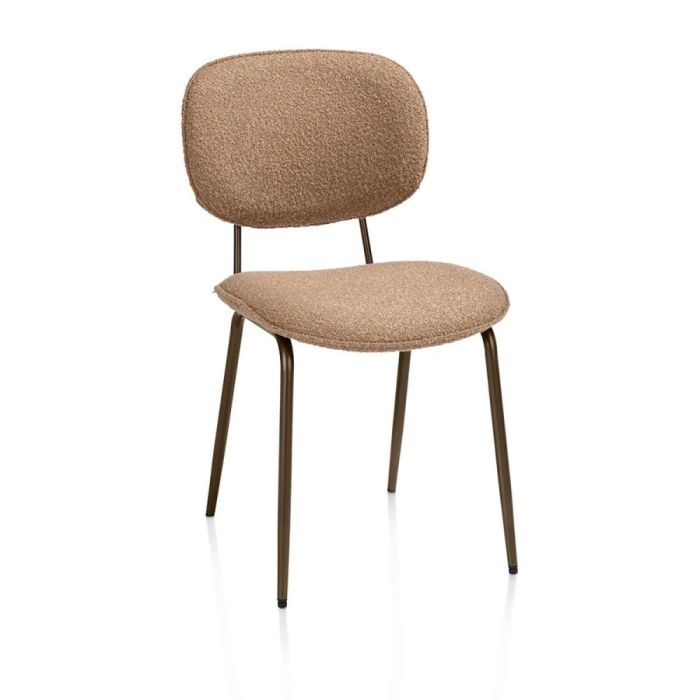 Eetkamerstoel Lexi okergeel met boucléstof Cloudy en steelbrown metalen frame, schuin van voren gefotografeerd met zicht op zitting en rugleuning.
