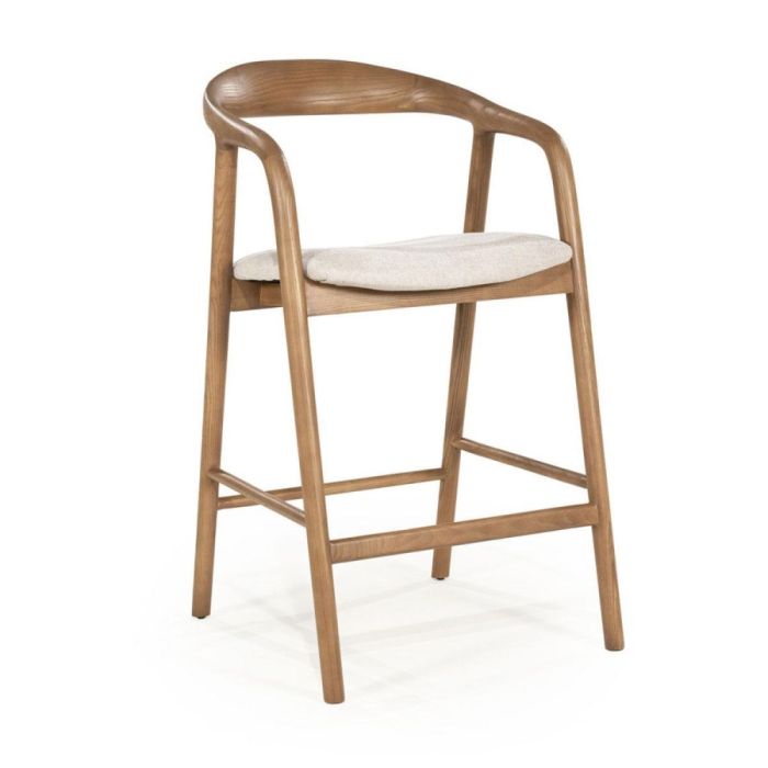 Eleonora barstoel Rayven lichtbruin, schuin van voren met gebogen houten rug en beige zitting op witte achtergrond.