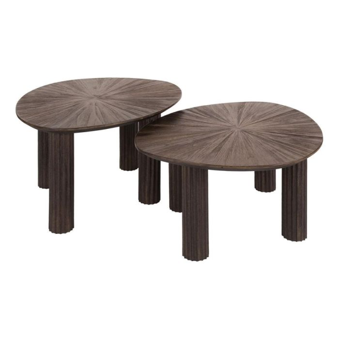 Set van twee driehoekige salontafels van massief teakhout, één lager en één hoger, naast elkaar op een witte achtergrond.