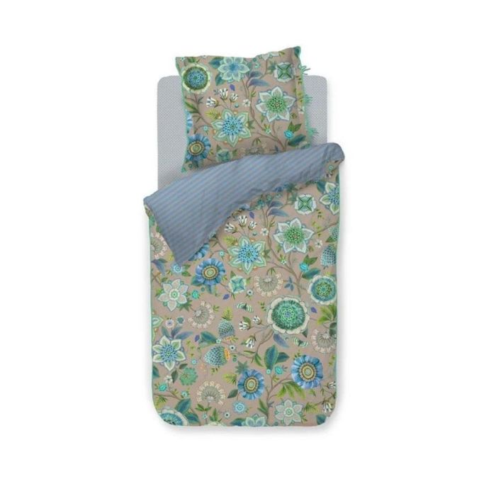 Eenpersoonsbed met het Pip Studio Viva la Vida dekbedovertrek in blauw, met grote bloemenprint en een omgeslagen bovenrand met brede streep.