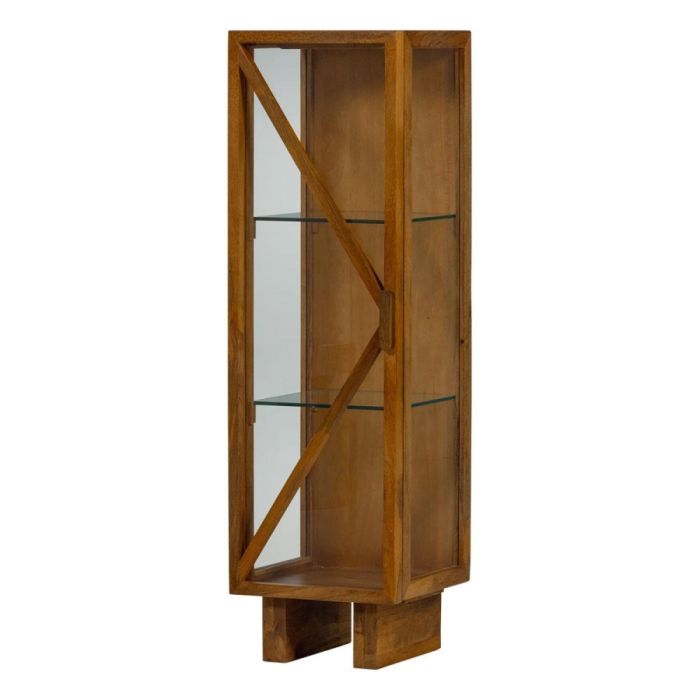 Slanke Kella 1-deurs vitrinekast van naturel mangohout met glazen deur en diagonale kruislat, twee glazen legplanken zichtbaar.