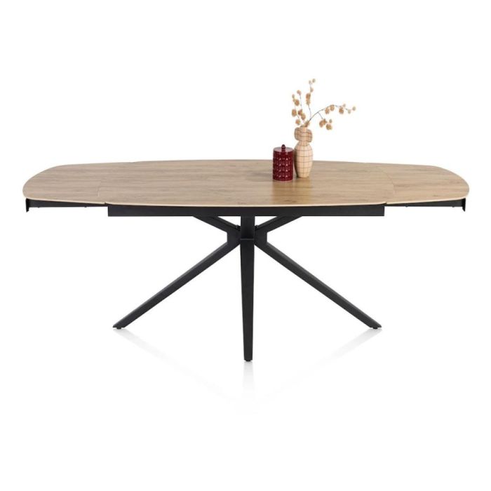 Henders & Hazel Lattina uitschuiftafel in Ceramic Oak Natural, volledig uitgeschoven tot 200 cm met zwarte sterpoot en decoratie op het blad.