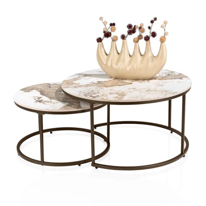 Set van twee ronde Fusion salontafels met Pandorra White keramieken bladen en slank metalen ringonderstel, klein tafeltje deels onder de grote.