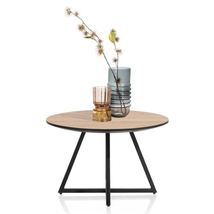 Ronde bijzettafel Avalon 60x50 cm met natural Primo Laminato blad en zwart metalen onderstel, gestyled met glazen en keramische accessoires.