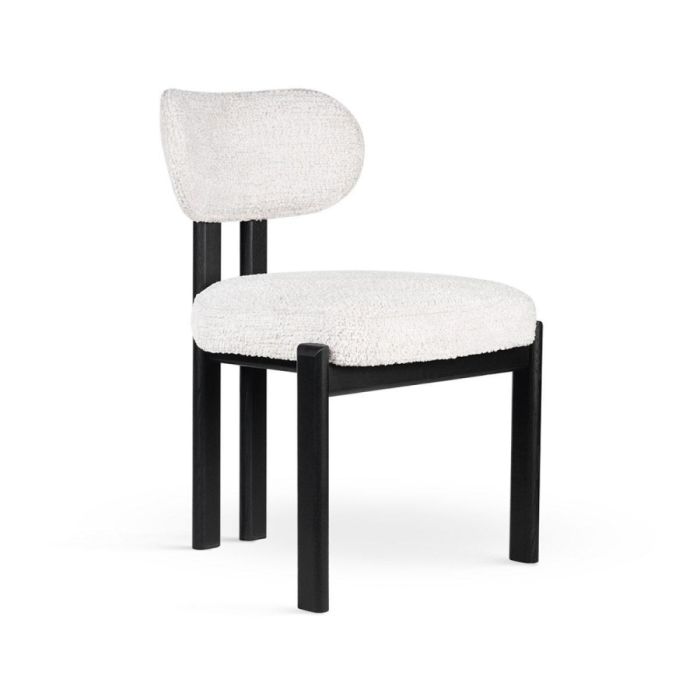 Eetkamerstoel Isola met lichte stoffering en zwart houten frame, schuin van voren gefotografeerd waarbij de ronde zitting en moderne rugleuning goed zichtbaar zijn.