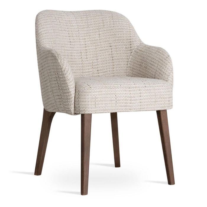 Armstoel met tulpvormige rug in beige stof en houten poten schuin van voren gefotografeerd
