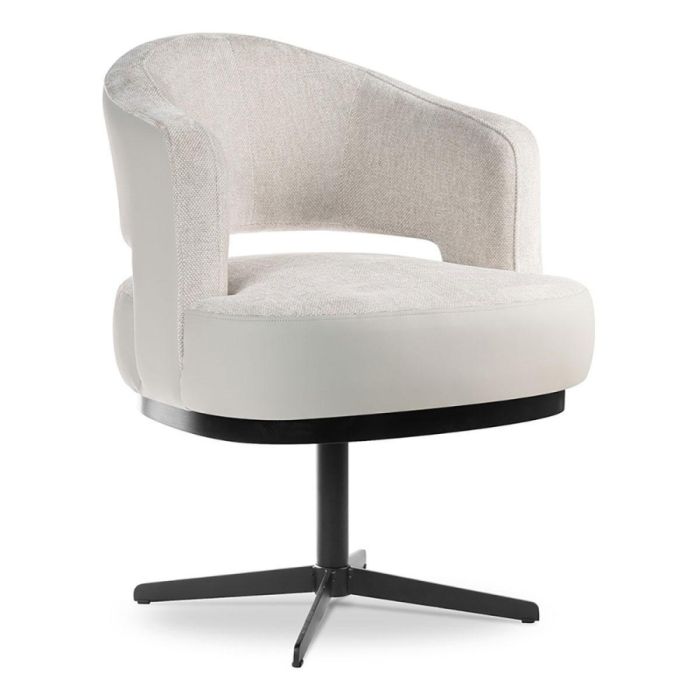 Draaibare eetkamerstoel Haga in lichtgrijze stof met ronde rug en zwart metalen draaivoet, schuin van voren gefotografeerd.