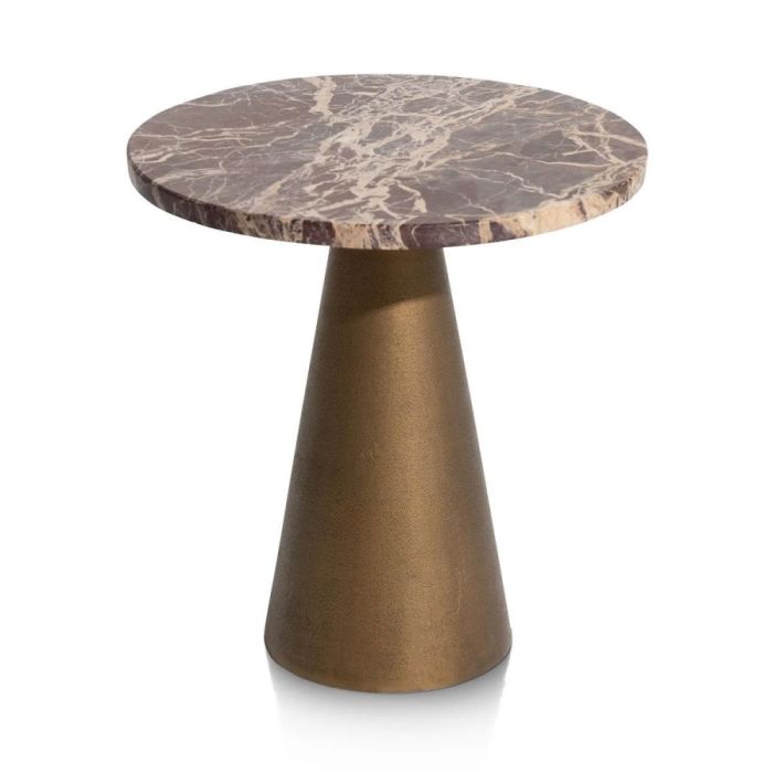 Ronde bijzettafel Zita van COCO maison met rood marmeren blad en goudkleurige kegelvormige voet, frontaal gefotografeerd.