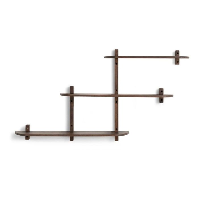 Donkerbruine mangohouten Sonny wandplank met drie niveaus aan een witte muur.