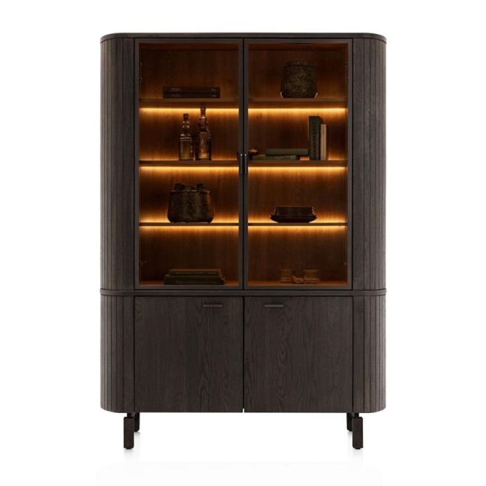 Donkere Henders en Hazel buffetkast Ravello met glazen deuren en warme ingebouwde ledverlichting, recht van voren gefotografeerd.