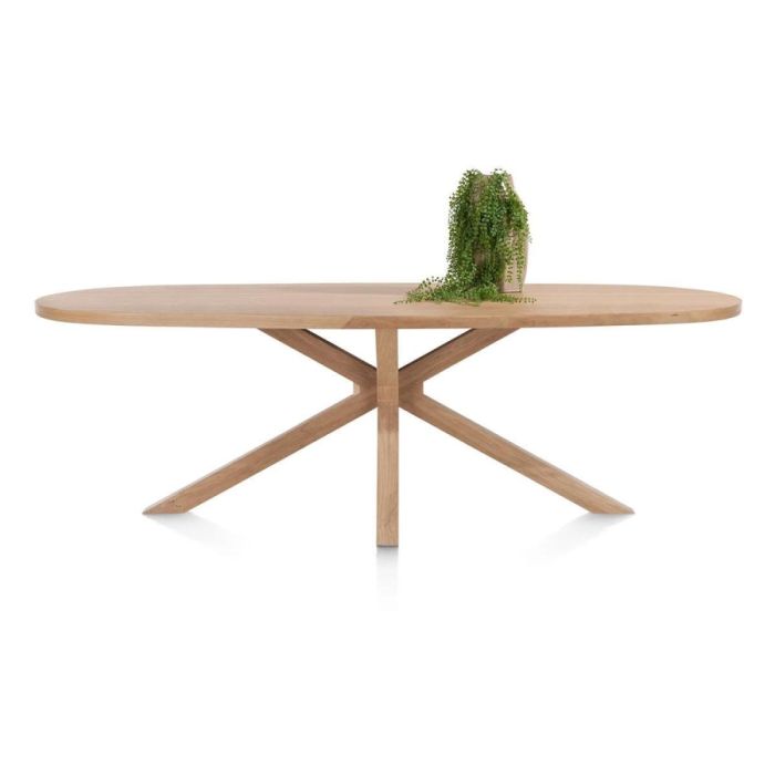 Ovale Henders & Hazel Nyborg eettafel 240 x 110 cm in eikenfineer met centrale houten poot, frontaal gefotografeerd met decoratieve plant op tafel.