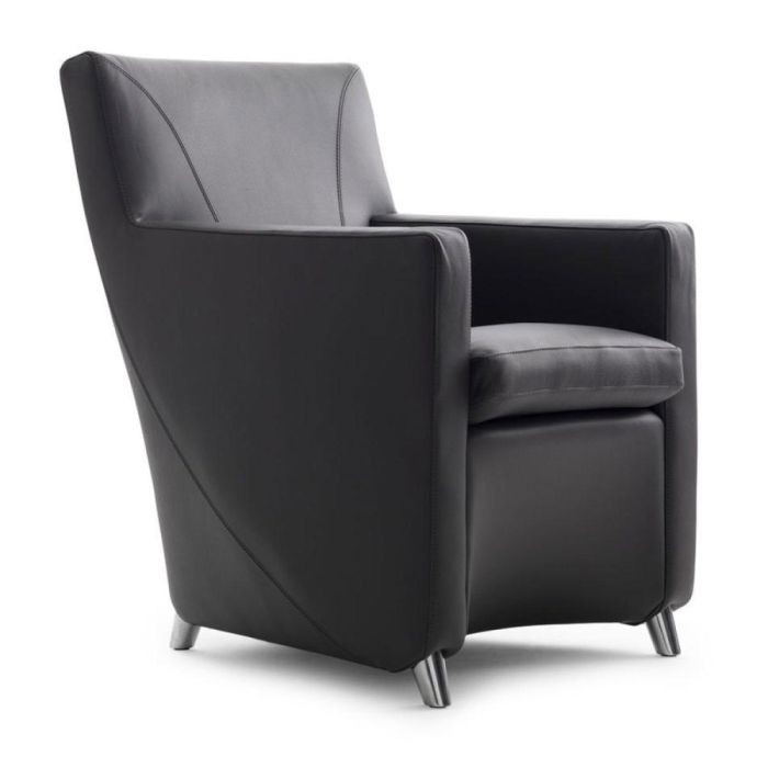 Zwartleren Évidence Dolcinea fauteuil schuin van voren met zicht op de strakke lijnen en metalen pootjes.