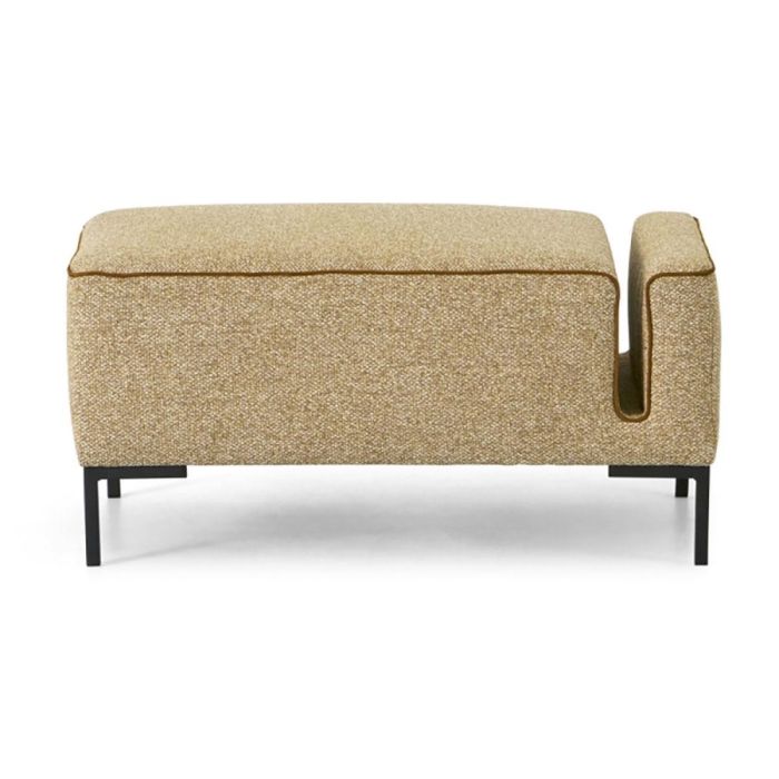 Montèl voetenbank Fresh in mustard met rechte vorm, zachte stoffering en zwart metalen poten, vooraanzicht.