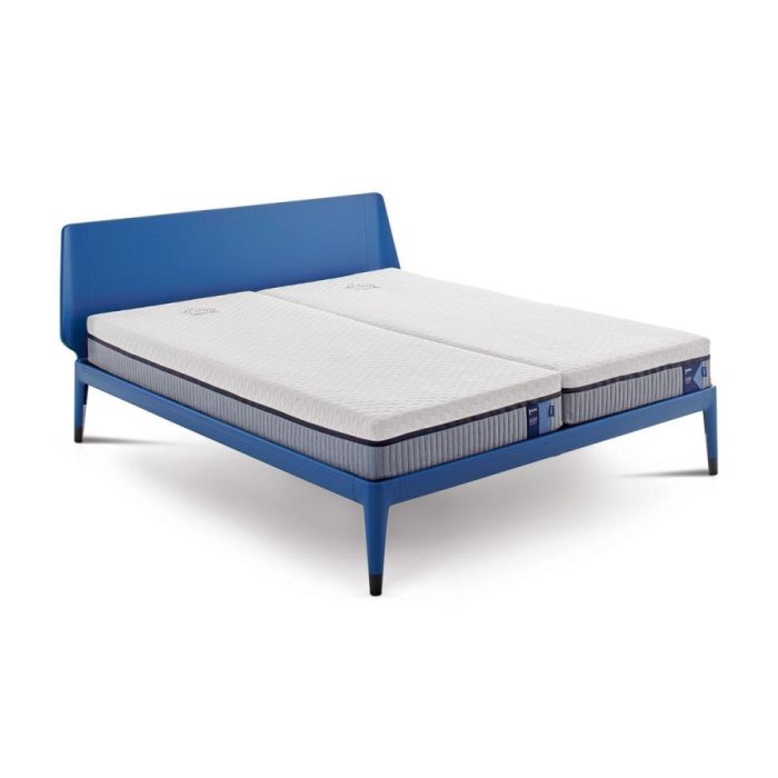 Auping Essential ledikant in blauwe uitvoering met witte matrassen, driekwart aanzicht