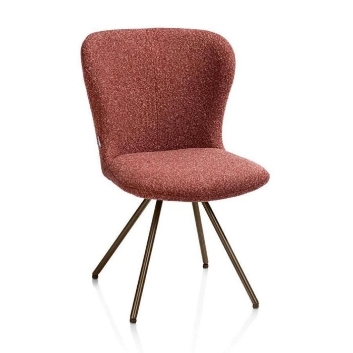Draaibare XOOON Ethan eetkamerstoel in koperkleurige bouclé op steel brown onderstel, schuin vooraanzicht.