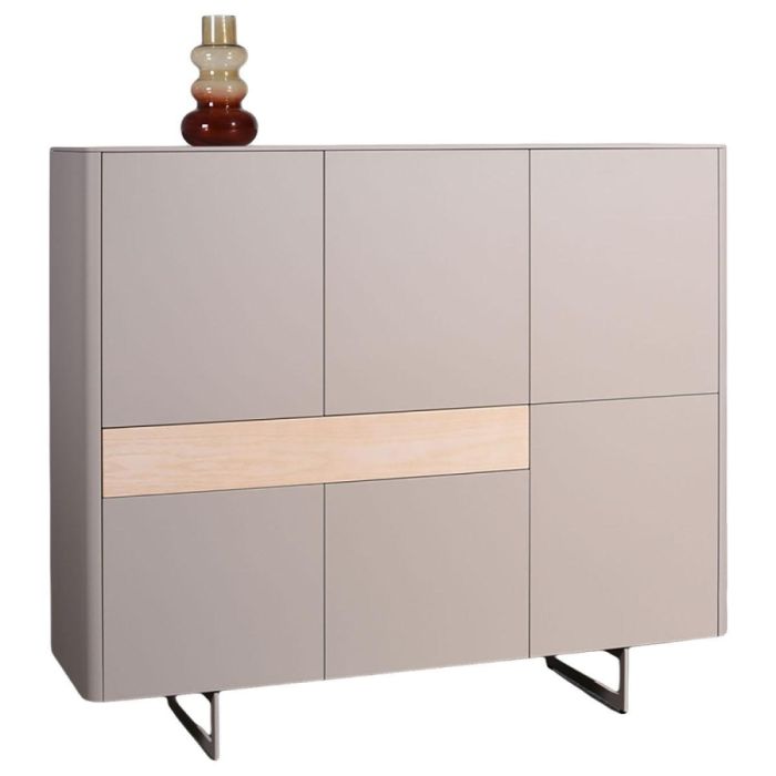 Rondo halfhoge kast met afgeronde hoeken en strak front, uitgevoerd in een rustige tint en geplaatst op een slank metalen onderstel.