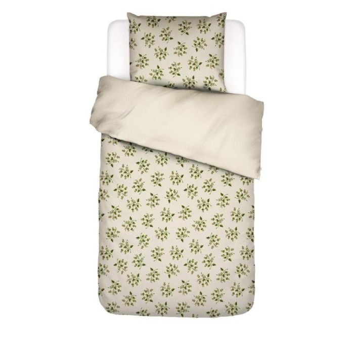 Essenza dekbedovertrek Jolien Vanilla met romantisch takjesdessin in groen op een zachte lichte ondergrond, compleet opgemaakt bed gezien van bovenaf.